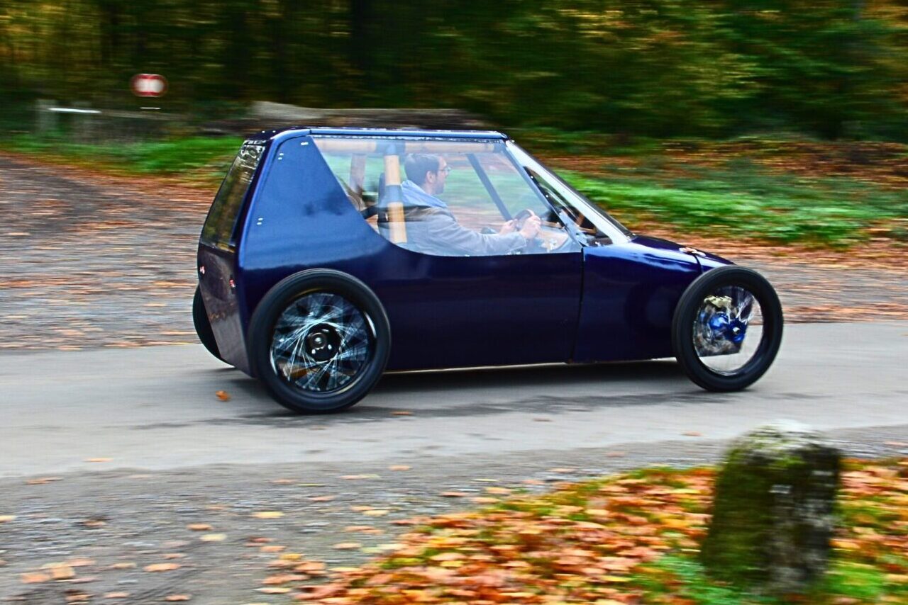 Arsène, voiture bleue en mouvement