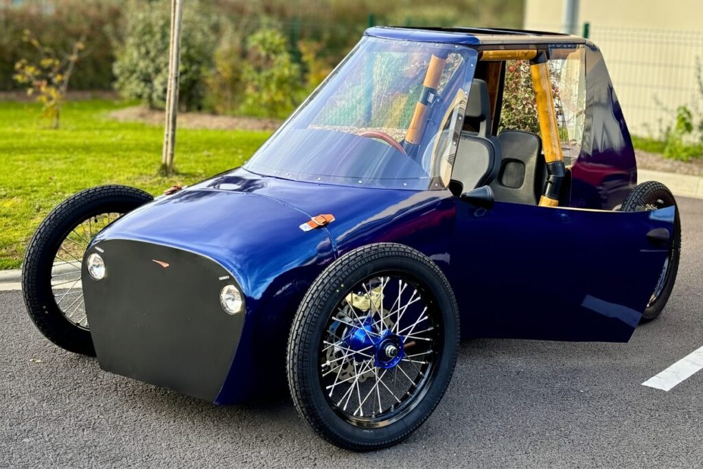 Arsène, voiture bleue garée